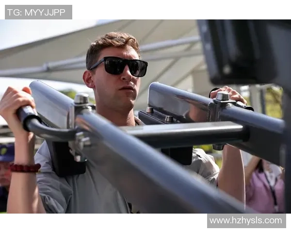 足球明星骑动感单车挑战极限展现运动魅力与激情